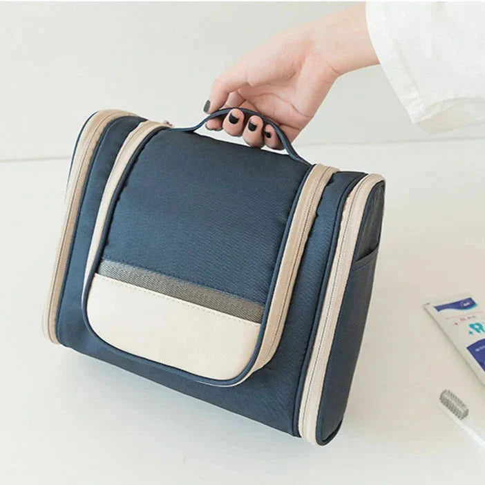 Vue intérieure de la trousse avec compartiments zippés