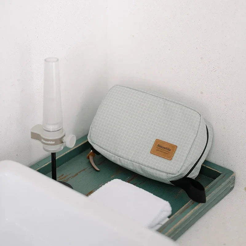 Trousse de toilette suspendue avec crochet intégré, vue dépliée