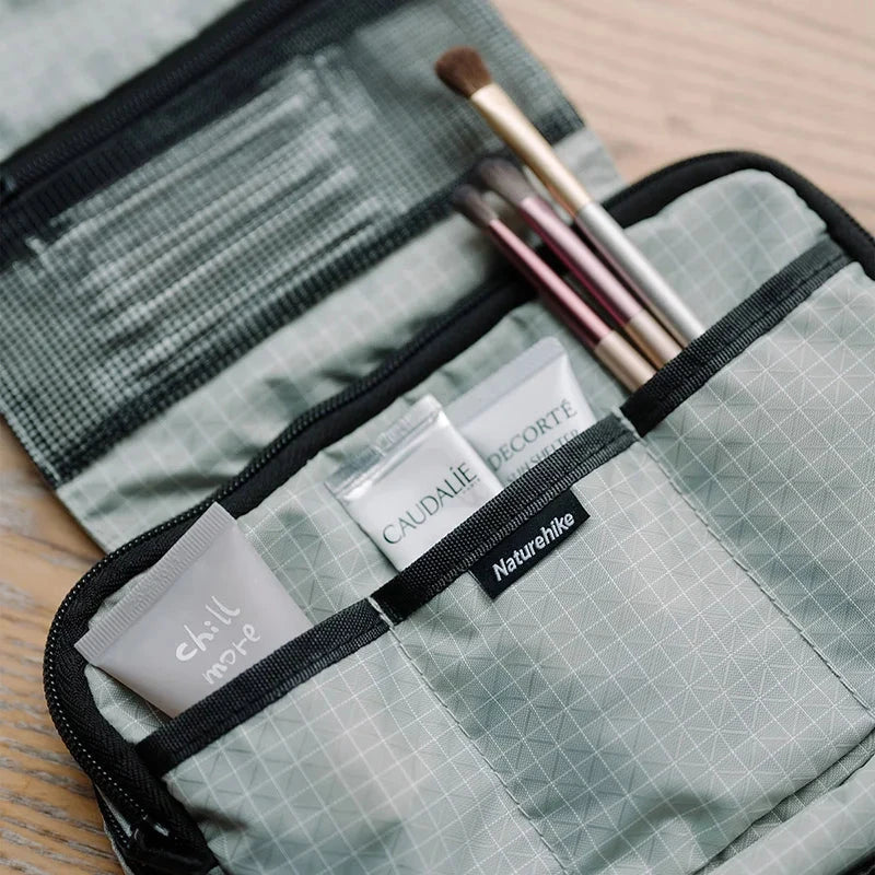 Compartiments de rangement pour produits d'hygiène dans la trousse