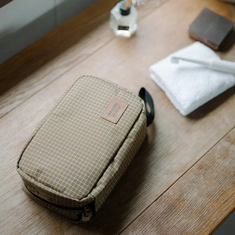 Vue intérieure de la trousse avec accessoires de toilette organisés