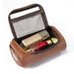 Trousse de toilette vintage ouverte avec accessoires visibles