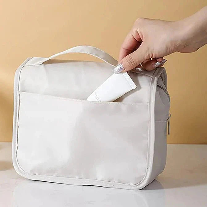 Trousse suspendue dans une salle de bain, produits visibles