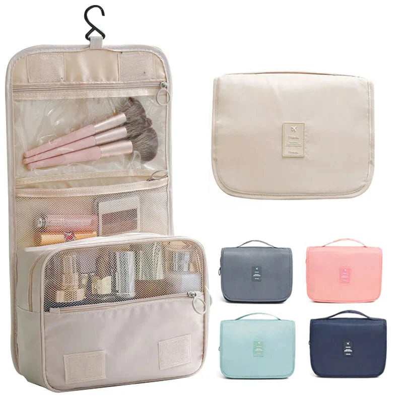 Trousse de toilette dépliée, crochet accroché à une porte