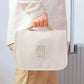 Trousse de toilette ouverte montrant plusieurs sections
