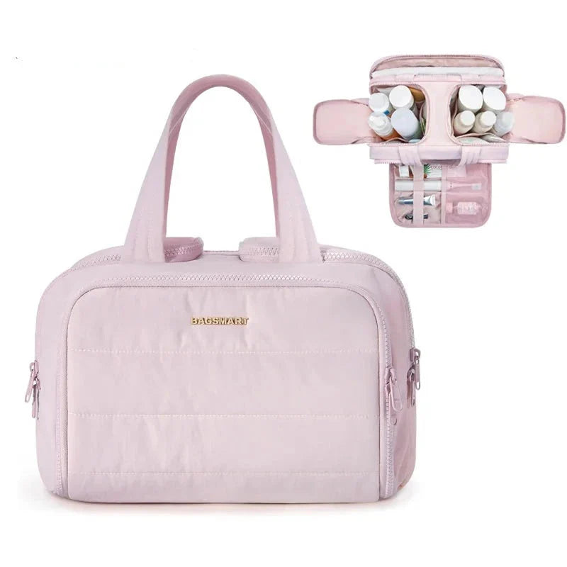 Intérieur spacieux d'une trousse de toilette avec poches