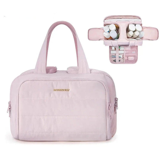 Intérieur spacieux d'une trousse de toilette avec poches