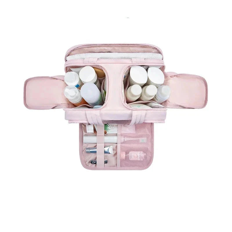 Trousse de toilette matelassée ouverte avec produits visibles