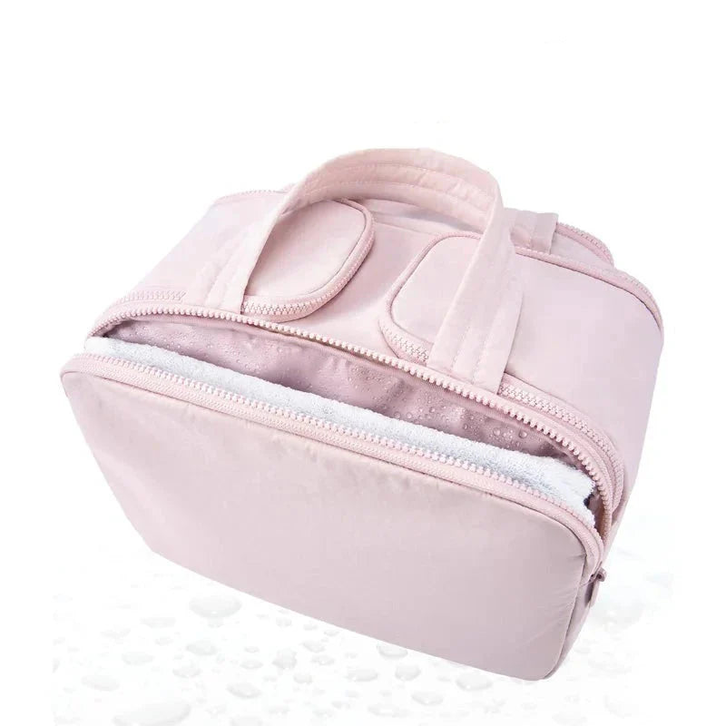 Vue de côté d'une trousse de toilette avec compartiments