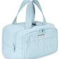 Trousse de toilette bleu ciel posée sur une surface plane