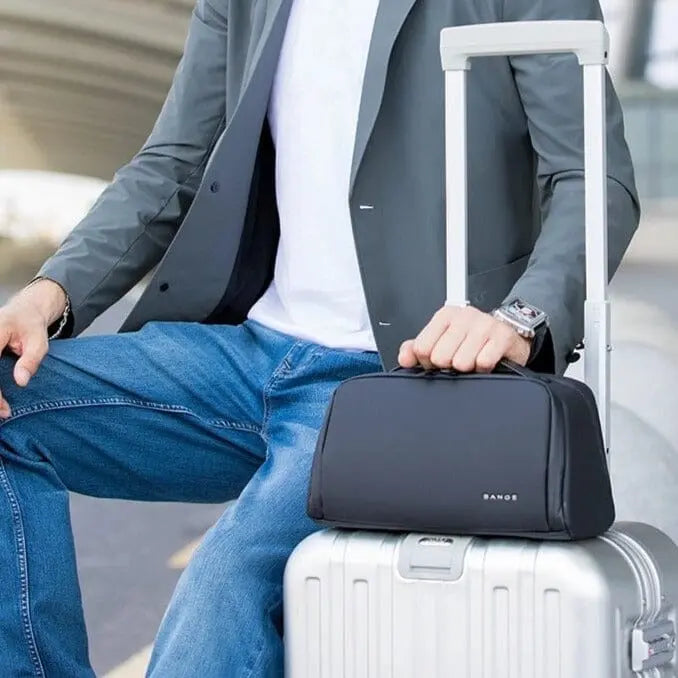 Trousse de voyage posée sur une surface en bois