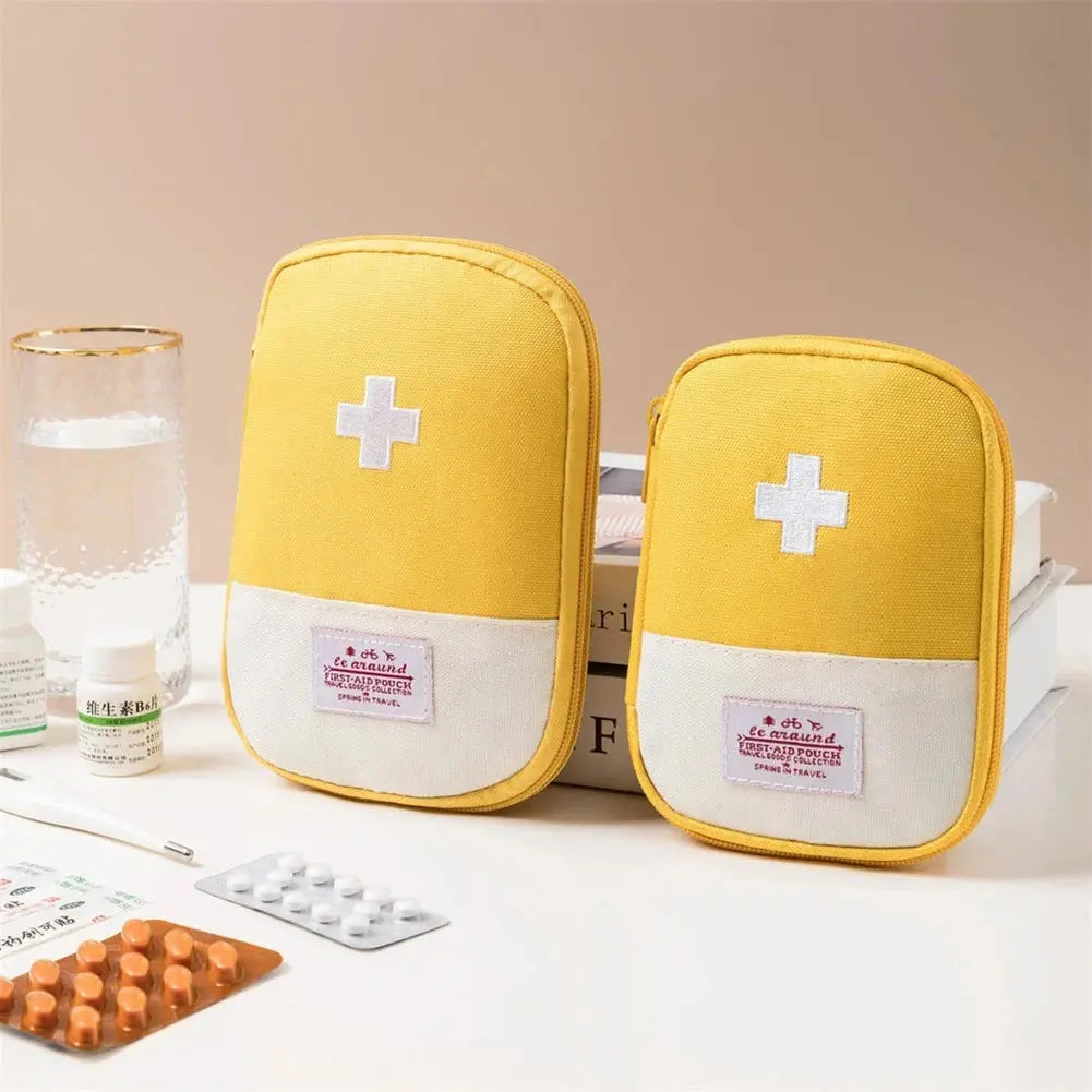 Trousse de secours ouverte montrant les rangements