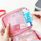 Intérieur spacieux de la trousse de secours vide rose