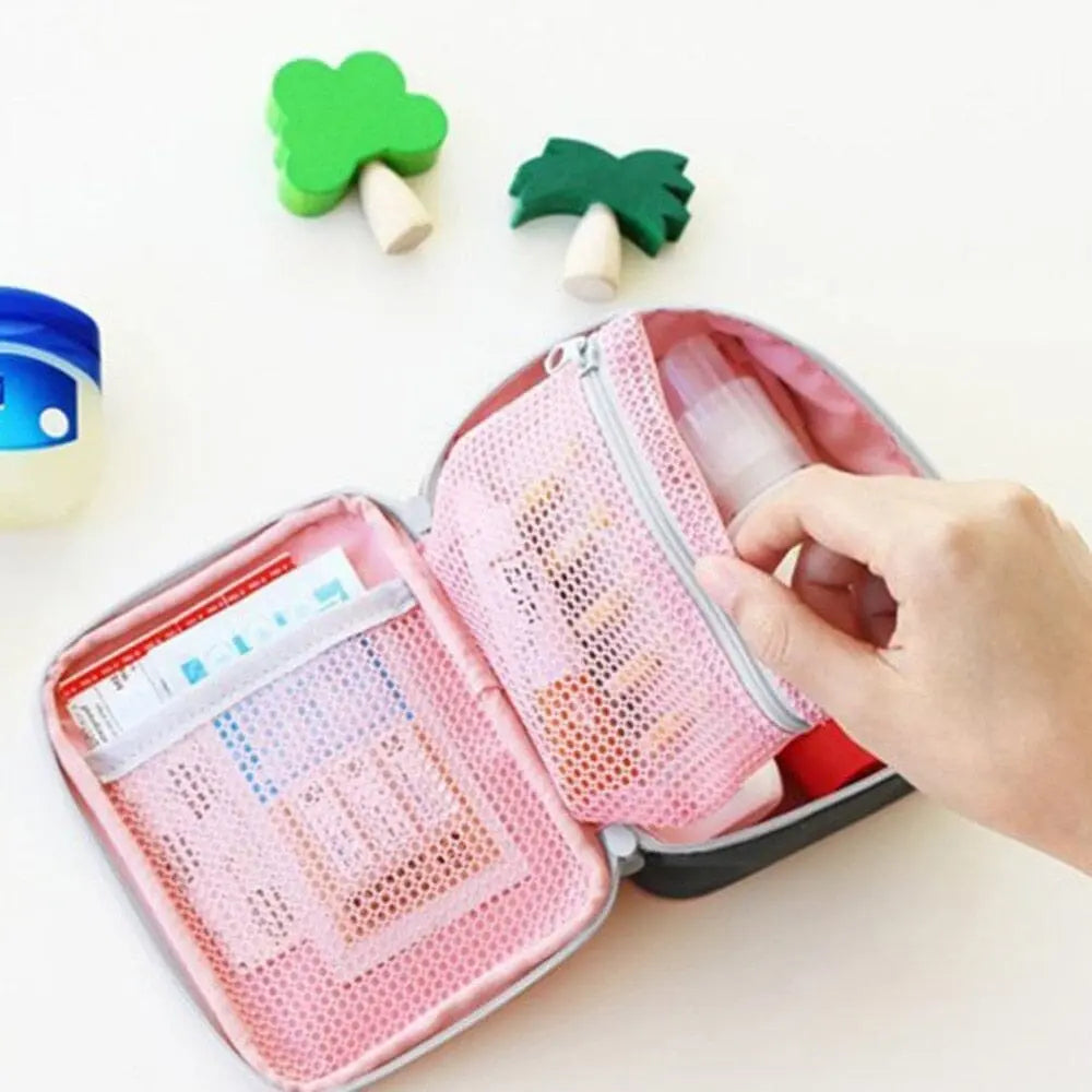 Trousse de secours rose vide en polyester vue de face