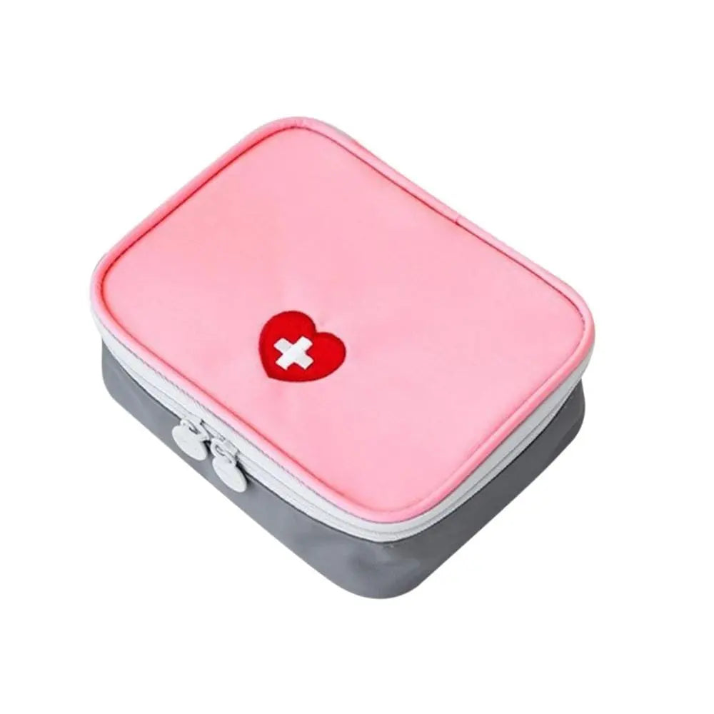Trousse rose vide posée sur une surface blanche