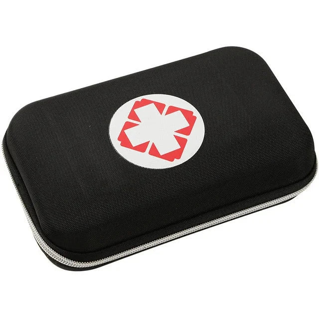 Trousse noire rigide posée sur une surface blanche