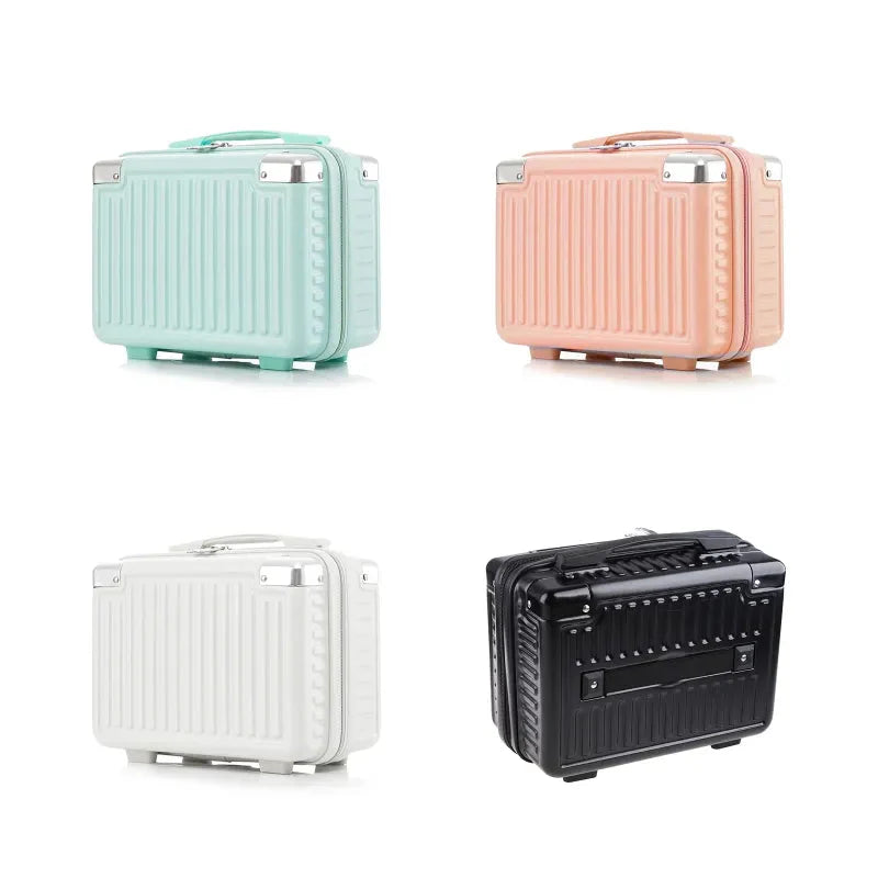 Vanity case rigide ouvert montrant les compartiments intérieurs