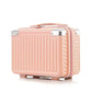 Vanity case rigide rose posé sur une surface plane