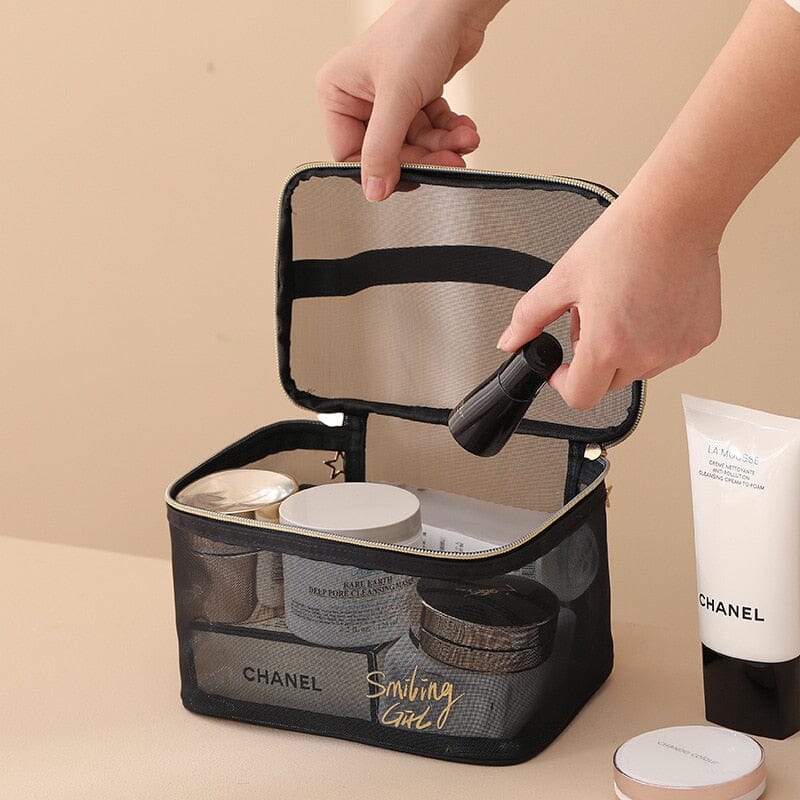 Femme souriante tenant un vanity transparent en mesh