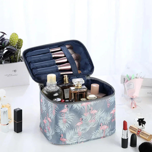 Intérieur du vanity montrant compartiments pour pinceaux