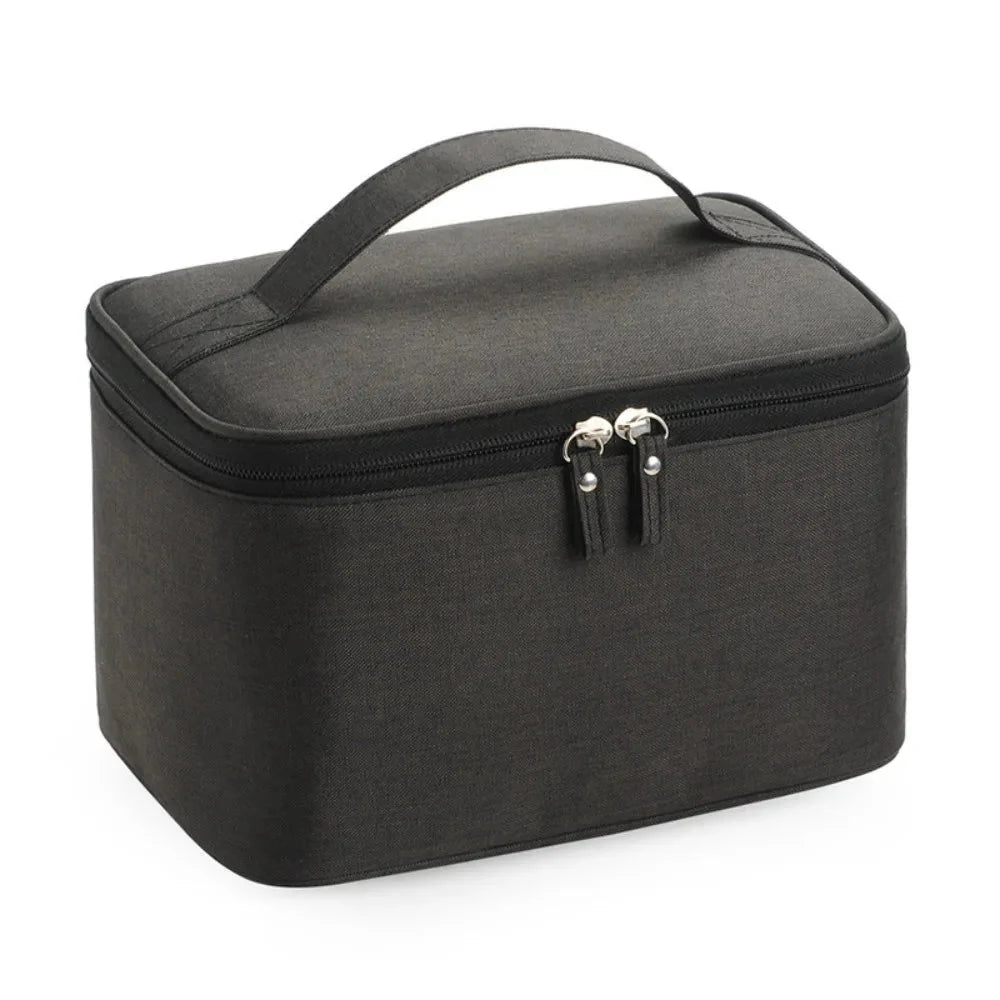 Vue intérieure de la trousse de toilette spacieuse pour homme