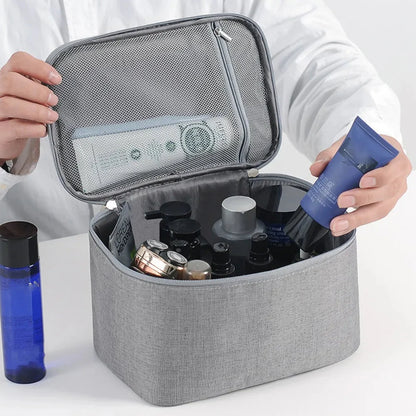 Trousse de toilette grise pour homme, design élégant et pratique